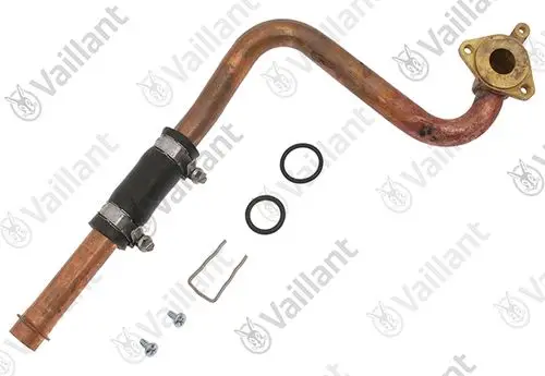 Vaillant Rohr mit gebogener Form, angebauter Dichtung und zwei Schlauchschellen, daneben zwei O-Ringe und ein Halteclip, auf neutralem Hintergrund.